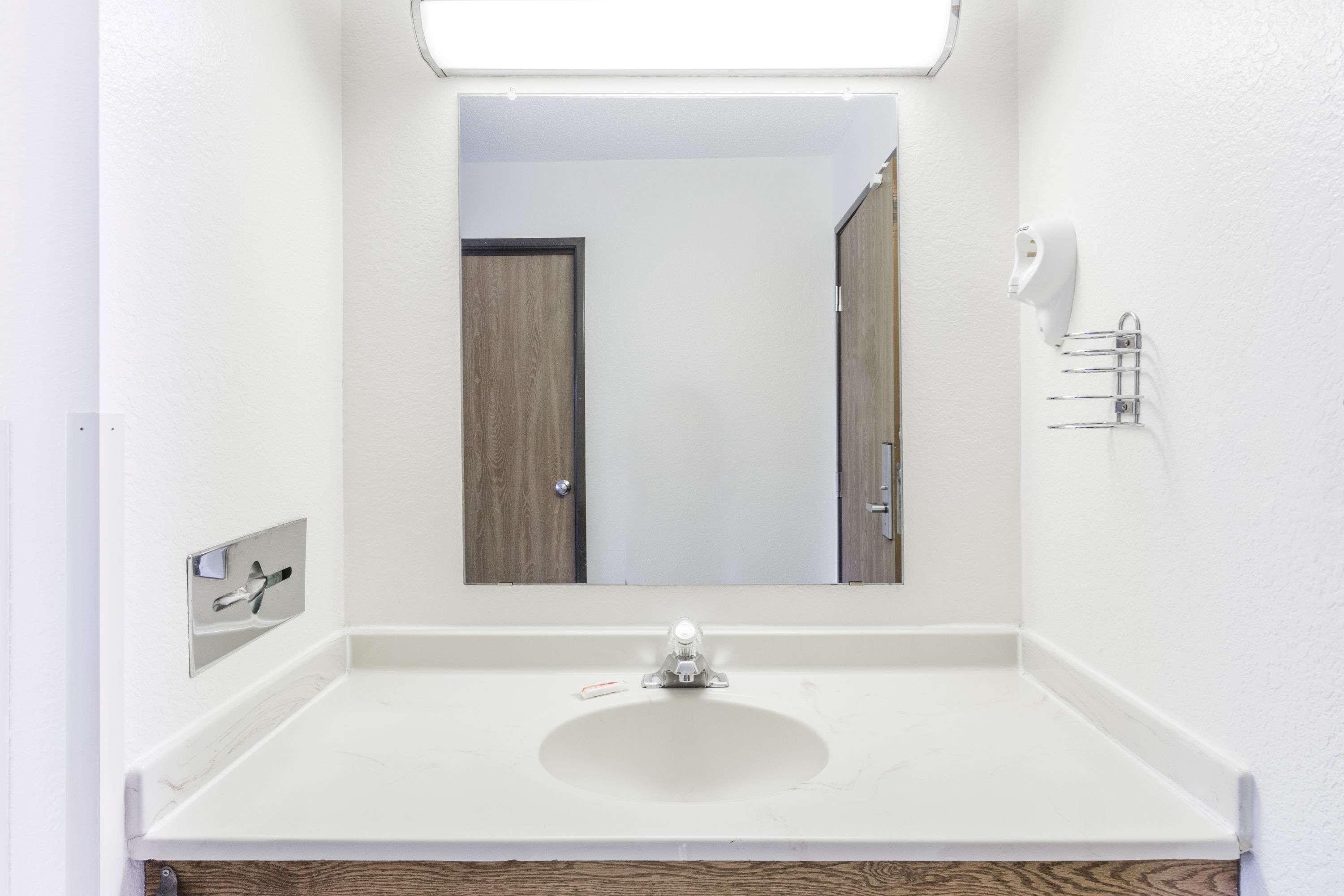 Super 8 By Wyndham Elgin Otel Dış mekan fotoğraf