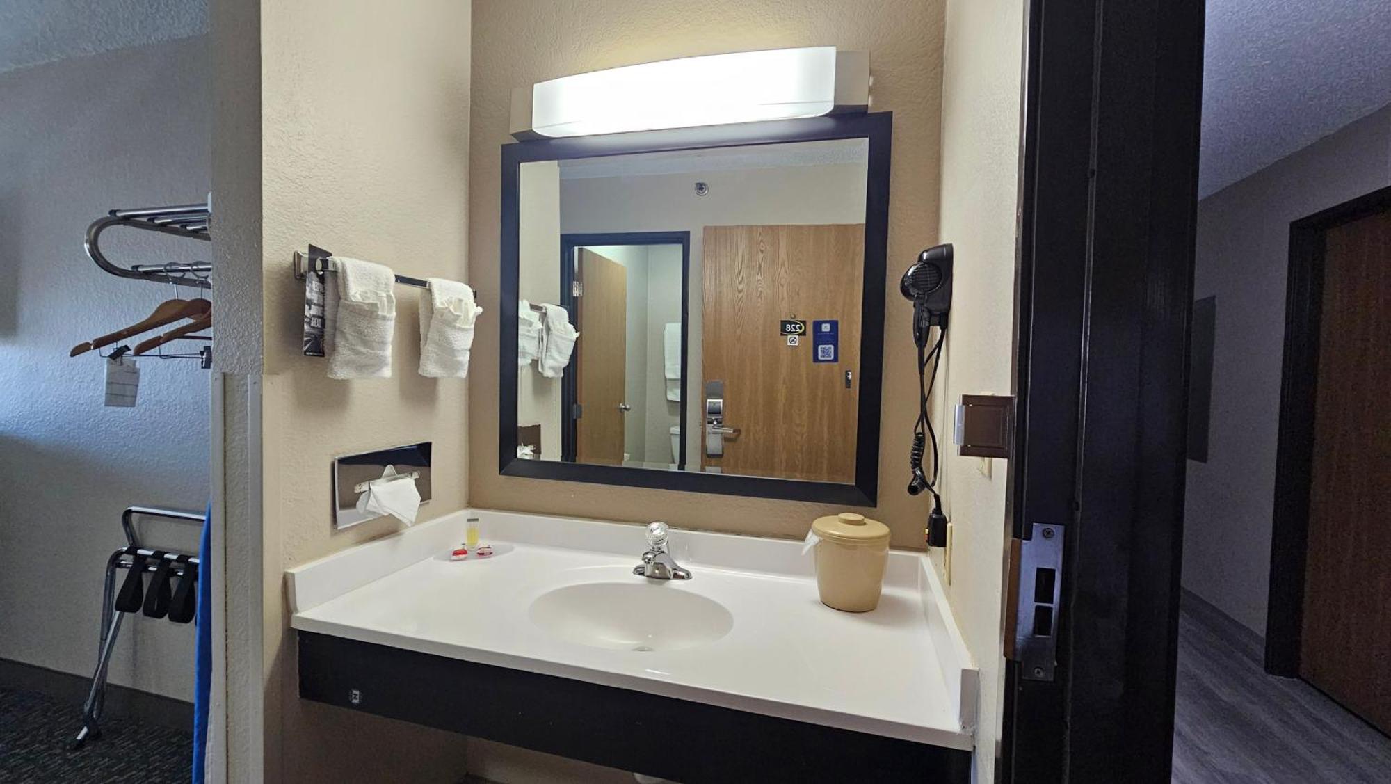Super 8 By Wyndham Elgin Otel Dış mekan fotoğraf